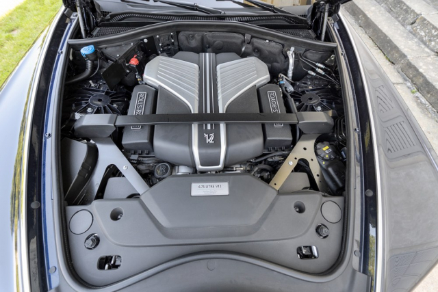 Přeplňovaný motor V12/8,75 l nabízí takřka nekonečnou zásobu síly. Suverénní je jeho kultivovanost