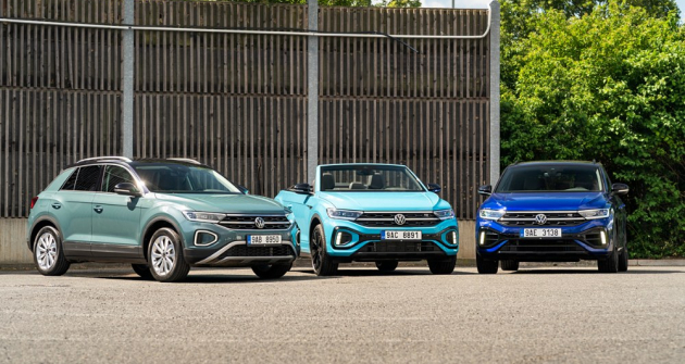 Volkswagen T-Roc je k dispozici v mnoha různých provedeních. Zde na fotografii je zdaleka nejoblíbenější hatchback (v provedení Style), uprostřed originální Cabriolet (R-Line) a vpravo sportovní T-Roc R