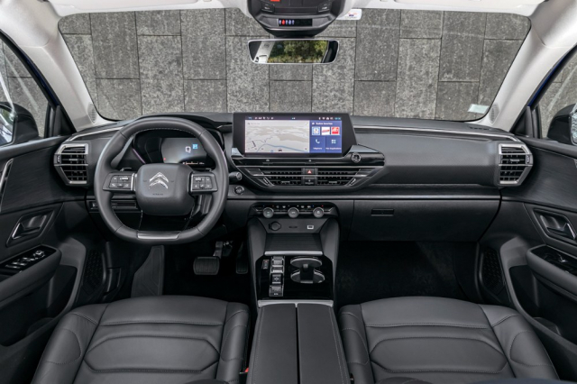 Kvalitou sedadel, použitými materiály i provedením palubní desky míří Citroën C5 X mezi luxusní vozy