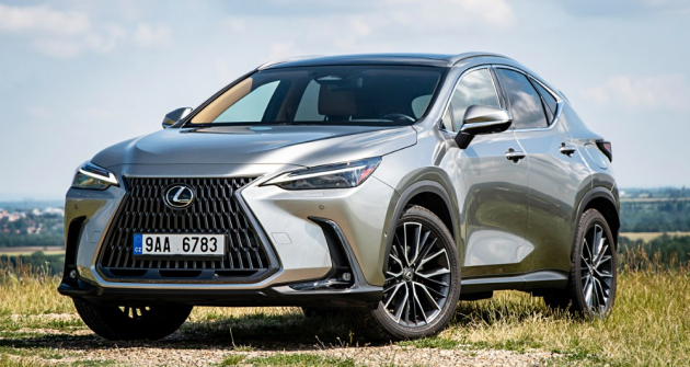 Druhá generace Lexusu NX na první pohled vypadá jako facelift generace předchozí, jde ale o zcela nový vůz založený na nejnovější technice. Dynamický vzhled podtrhují nové proporce, a především širší rozchod kol na obou nápravách Druhá generace Lexusu NX na první pohled vypadá jako facelift generace předchozí, jde ale o zcela nový vůz založený na nejnovější technice. Dynamický vzhled podtrhují nové proporce, a především širší rozchod kol na obou nápravách