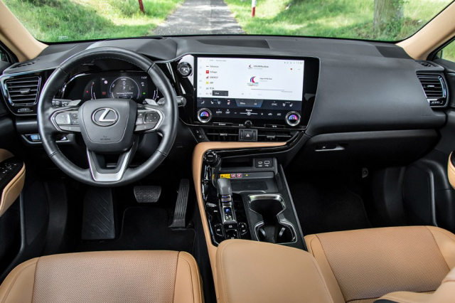 Nejnovější modely Lexus používají multimediální systém se středovou dotykovou obrazovkou o velikosti až 14“. Systém samotný je navíc násobně rychlejší oproti tomu, co využívala minulá generace
