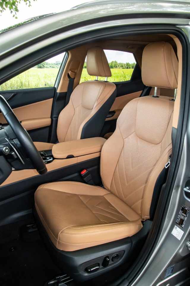Kvalita použitých materiálů i zpracování jednotlivých dílů interiéru jsou u značky Lexus tradičně na špičkové úrovni a nové NX to potvrzuje. Díky celkově širší karoserii je v příčném směru více místa, než tomu bylo u NX první generace