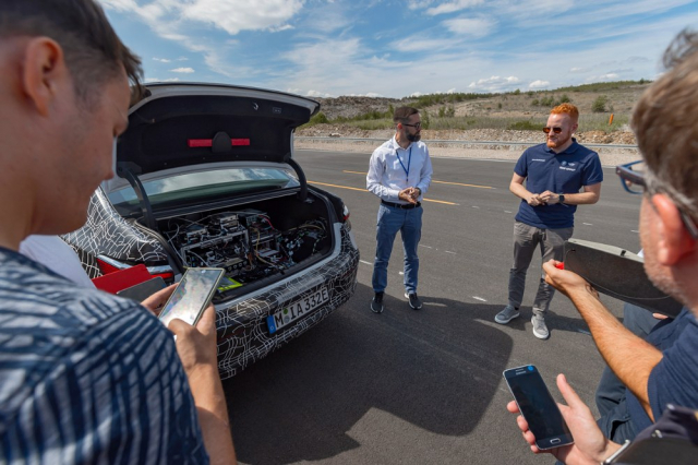 Maskované vývojové prototypy jsou naplněné měřicí technikou zaznamenávající všechny detaily provozu testovacího vozu. Zařízení má výměnný pevný disk s kapacitou 16 TB, jehož data se vyhodnocují přímo ve vývojovém centru a bude je možné posílat i do hlavního výzkumného a vývojového centra do Mnichova