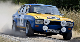 Na šotolinovém úseku Eifel Rallye Festivalu je zachycen Ford Capri RS. S tímto vozem začínal kariéru Walter Röhrl, tentokrát usedl za volant Jochi Klein