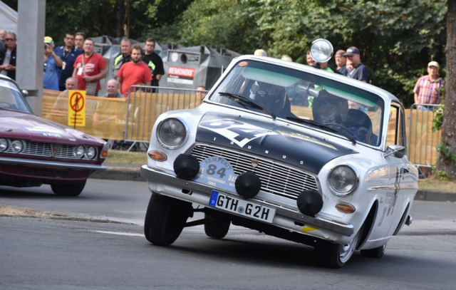 Takhle se jezdilo před půl stoletím, kdy se mohlo o elektronice jen zdát. Ford 12 M Coupe TS (1965)