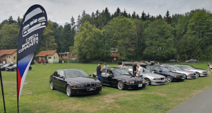 Již pošesté v srpnu zaplnily areál ATC Olšovec v Jedovnicích desítky vozů BMW řady 5 generace E39. Nakonec se jich sem letos sjelo více než 100
