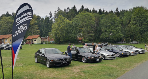 Již pošesté v srpnu zaplnily areál ATC Olšovec v Jedovnicích desítky vozů BMW řady 5 generace E39. Nakonec se jich sem letos sjelo více než 100