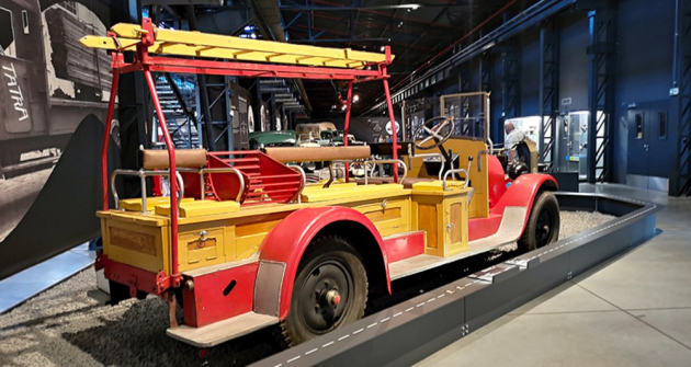 NW typ T. Původně osobní vůz z roku 1916, objednaný vídeňským ministerstvem války, byl roku 1929 přestavěn na hasičský vůz v Čechách pod Kosířem. Do sbírky jej v roce 1959 daroval Inspektorát požární ochrany v Bohumíně. Podle všeho je ve voze instalován vůbec nejstarší dochovaný motor typu T