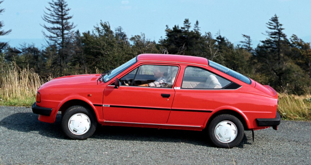 Kupé Škoda Rapid 130 ročníku 1987 s velkoplošnými kryty kol z plastu