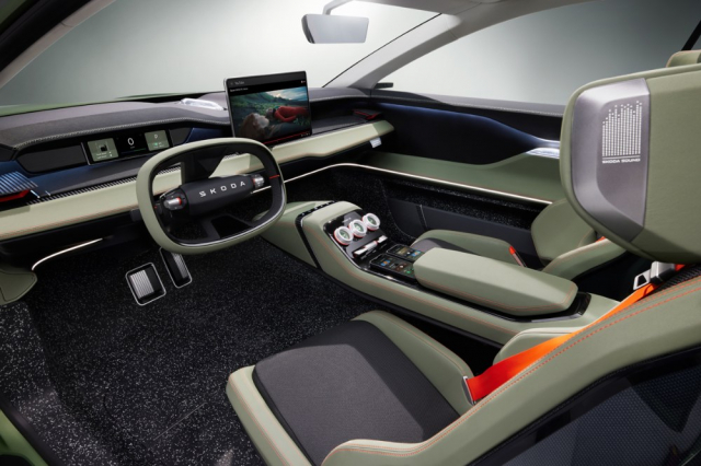 Na konceptu Vision 7S Škoda ukázala také novou koncepci palubní desky s rozměrným dotykovým displejem. Pod ním ale naštěstí pořád zůstanou zachovány fyzické ovladače