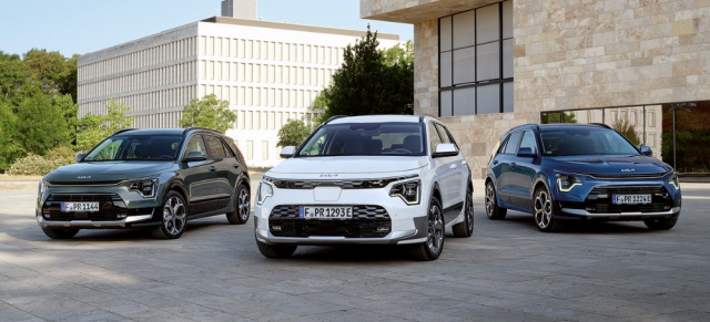 Kia Niro ve třech verzích. Zleva hybrid (HEV), elektromobil (EV) a plug-in hybrid (PHEV)