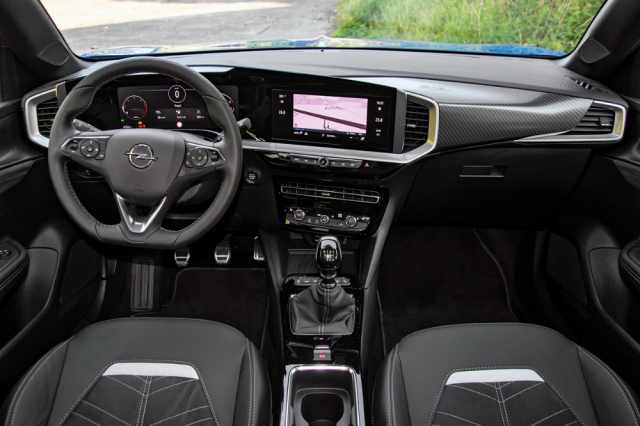 Také Opel Mokka má v interiéru řadu prvků shodných s typy značky Peugeot, německý výrobce ale razí konzervativní uspořádání s klasicky umístěným přístrojovým štítem a fyzickými ovladači klimatizace. Z pohledu ergonomie je toto řešení asi lepší