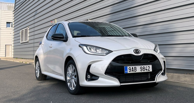 Oproti výchozí Toyotě se Mazda 2 Hybrid liší pouze logem na kapotě, maska, její mřížka, i další detaily jsou u obou vozů shodné