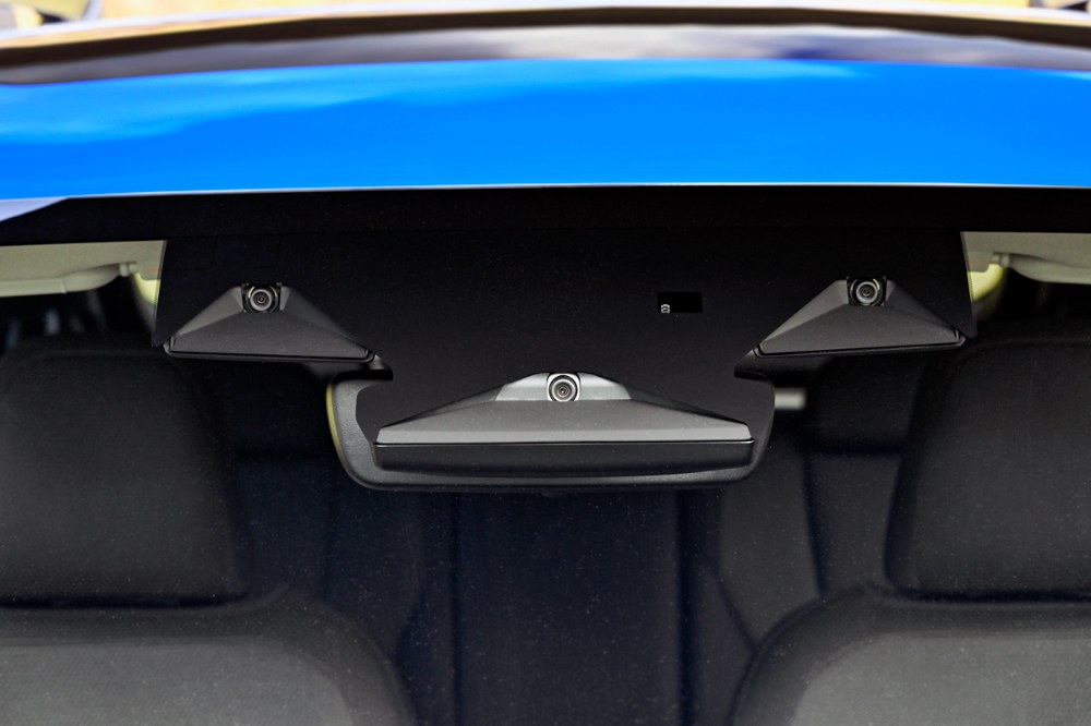 Systém Subaru EyeSight tvoří dvojice kamer, z posunu jejich obrazu systém vypočítává vzdálenost jednotlivých objektů. Třetí, centrální kamera slouží pro další asistenční systémy