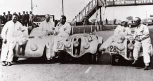 Trojice vozů BMW 328 během závodního víkendu v Le Mans v roce 1939. Vozy vyhrály třídu do dvou litrů a celkově skončily na 5., 7. a 9. místě. O 60 let později BMW s modelem V12 LMR zaznamenalo své jediné celkové vítězství v tomto 24hodinovém závodě