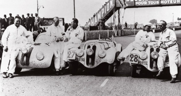 Trojice vozů BMW 328 během závodního víkendu v Le Mans v roce 1939. Vozy vyhrály třídu do dvou litrů a celkově skončily na 5., 7. a 9. místě. O 60 let později BMW s modelem V12 LMR zaznamenalo své jediné celkové vítězství v tomto 24hodinovém závodě Trojice vozů BMW 328 během závodního víkendu v Le Mans v roce 1939. Vozy vyhrály třídu do dvou litrů a celkově skončily na 5., 7. a 9. místě. O 60 let později BMW s modelem V12 LMR zaznamenalo své jediné celkové vítězství v tomto 24hodinovém závodě