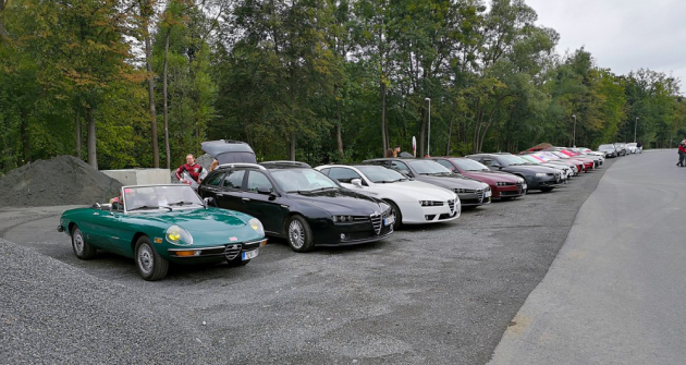 Část vozů Alfa Romeo, jež se na setkání do Beskyd sjely. V popředí slavný Spider. Tyto vozy se ­vyráběly v letech 1966 až 1994