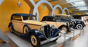 Čtyři propojené kruhy Auto Union AG, symbol spojených značek: Audi UW 8/40 PS Cabriolet od Gläsera (1934), DKW F7 Front-Luxus Cabriolet od Baura (1938), v pohledu zakrytý motocykl DKW Sport 250 (1938), Horch 830 BL Pullman-Cabriolet od Baura (1936) a Wanderer W 40 Cabriolet (1936) od Gläsera 