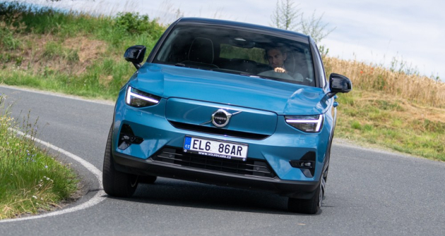 Plná maska chladiče jasně upozorňuje na elektrický pohon. Model C40 nemůže být, na rozdíl od sesterského XC40, vybaven spalovacím motorem Plná maska chladiče jasně upozorňuje na elektrický pohon. Model C40 nemůže být, na rozdíl od sesterského XC40, vybaven spalovacím motorem
