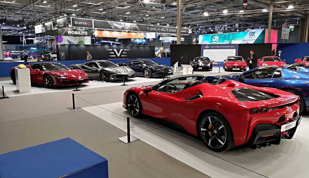 Výstava vozů Ferrari ze soukromých sbírek byla formálně ohraničena nízkou zídkou. Za ­symbolických 5 eur jsme vstoupili i dovnitř. Peníze putovaly k postiženým dětem a jejich rodinám
