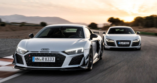 Audi R8 GT RWD vznikne v počtu 333 kusů, což je stejné množství, jako tomu bylo u závěrečné edice R8 GT předchozí generace (vzadu)