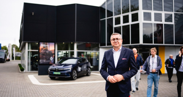 Hostitelem nám byl Piotr Dąbrowscy, majitel stejnojmenného autocentra, v jehož areálu je nová opravna trakčních akumulátorů Renault 
