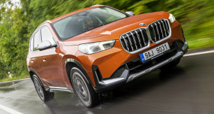 BMW X1 sází na nekonfliktní elegantní design s typickou maskou chladiče, jež má ve verzi xLine matně chromované provedení