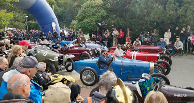 Prvotřídní startovní pole! V první řadě Bugatti 37A (1928), Z-18 Sport (1927) a Wolseley Hornet (1934) 