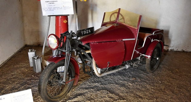 Tento cyclecar postavil Jára pod pseudonymem „monsieur Rivenc“ v roce 1928. Poháněl jej motocyklový motor Motobécane. Závodil s ním ve Francii, Německu a Švýcarsku. Existovalo jich možná víc, dochoval se pouze jediný