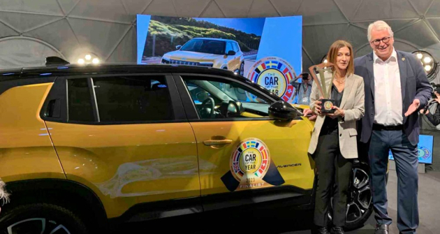 A je rozhodnuto! Antonella Bruno, šéfka evropského Jeepu, právě převzala z rukou prezidenta COTY Sørena Rasmussena trofej pro evropský Vůz roku 2023