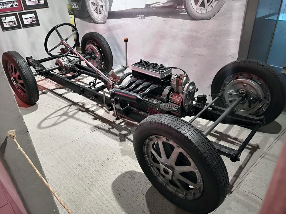 Jediný dochovaný podvozek závodního Z 14, zapůjčený ze sbírek Národního technického muzea v Praze, z počátku 30. let. Dvoudobý čtyřválec 1,4 l dosahoval výkonu 50 k