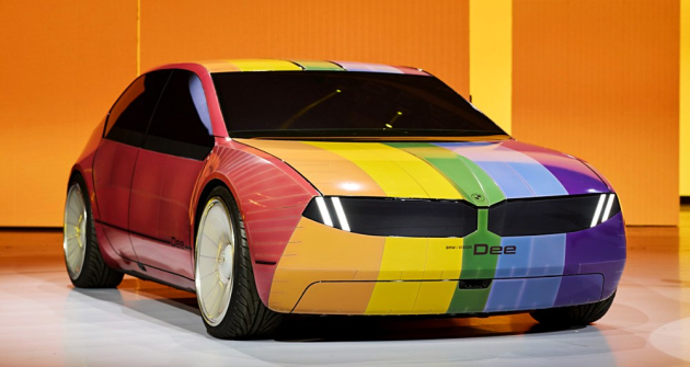 BMW na konceptu Vision Dee ukázalo nejen možný vzhled chystaných modelů Neue Klasse (2025), ale také pro ně vyvíjený head-displej přes celé čelní sklo nebo palubní systém komunikující s člověkem „lidským“ způsobem. Studie navíc měla povrch potažený elektronickým papírem schopným měnit barvy. Barevných provedení tohoto vozu je proto takřka nekonečno