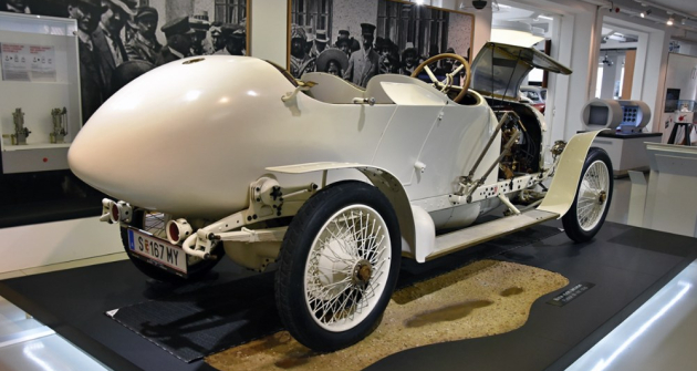 Mohutný AD zkonstruovaný a řízený Ferdinandem vyhrál Jízdu prince Jindřicha (1910) v délce 1945 km. Jeho čtyřválec OHC 5715 cm3 (95 k) dokázal rozhýbat 1300 kg rychlostí až 138 km/h. Roku 1911 dosáhl „Prinz Heinrich“ Wagen světového rychlostního rekordu 172 km/h