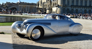 Hispano-Suiza H6C Dubonnet Xenia (1938). André Dubonnet, dědic výroben stejnojmenných aperitivů, byl v mládí členem věhlasné letky Čápů. Miloval rychlost, letadla, závodění a konstruoval automobily. Jeho velkým projektem byla rychlá Hispano-Suiza H6C s měkkým během a nezvyklou Saoutchikovou aerodynamickou karosérií. Pojmenoval ji Xenia po své druhé manželce