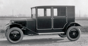 Čtyřdveřová limuzínka Tatra 11 z roku 1924 s karoserií potaženou koženkou