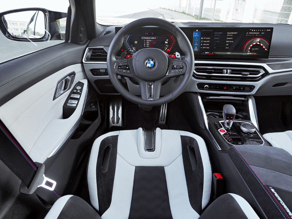 Také M3 Touring je vybaveno novou palubní deskou s dvojicí propojených displejů a nejnovější verzí operačního systému BMW