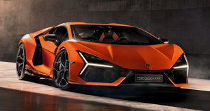 Lamborghini Revuelto je plug-in hybrid, ale s čas­tějším nabíjením se příliš nepočítá. Konektor je totiž schovaný před řidičem pod přední kapotou