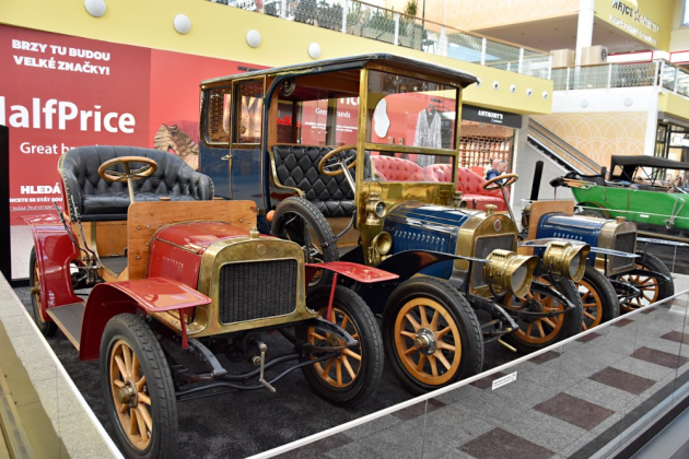 Nejstarším automobilem výstavky je L&amp;K Typ A Voiturette (1905/1906), vedle jediného zachovalého taxi L&amp;K Typ GDV (1909)