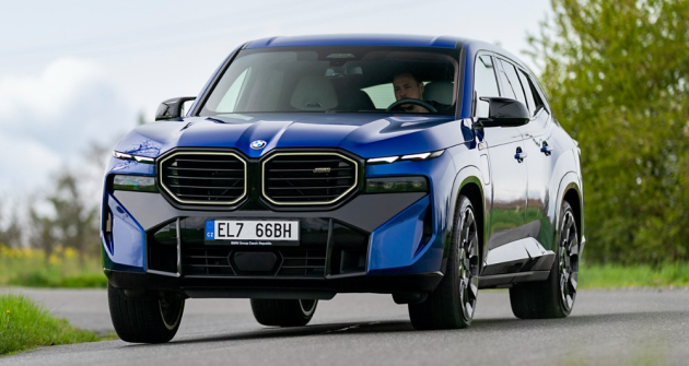 I přes své rozměry a hmotnost se BMW XM i v blízkosti limitů řídí jistě a předvídatelně. Jeho řízení je neobyčejně návykové I přes své rozměry a hmotnost se BMW XM i v blízkosti limitů řídí jistě a předvídatelně. Jeho řízení je neobyčejně návykové