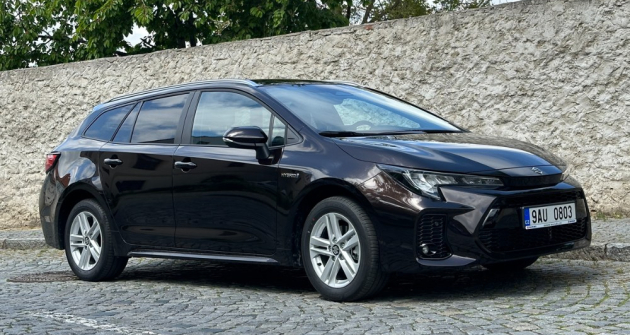 Suzuki Swace se od kombi Toyota Corolla liší prakticky pouze nárazníkem, jehož součástí je i „maska“ chladiče tvořená tenkým černým proužkem pod znakem. Přísun vzduchu má na starosti velký spodní otvor Suzuki Swace se od kombi Toyota Corolla liší prakticky pouze nárazníkem, jehož součástí je i „maska“ chladiče tvořená tenkým černým proužkem pod znakem. Přísun vzduchu má na starosti velký spodní otvor
