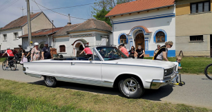 Impozantní klasické americké automobily působily divukrásným kontrastem před zdobenými vinými sklípky v Mutěnicích. Na snímku kabriolet Chrysler Windsor z roku 1966