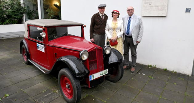 Takzvaná „silná čtyřka“ z roku 1933 s karoserií aerable. Vpravo Ing. Karel Jaroš, jehož děd a otec automobily značky Z ve Zbrojovce konstruovali