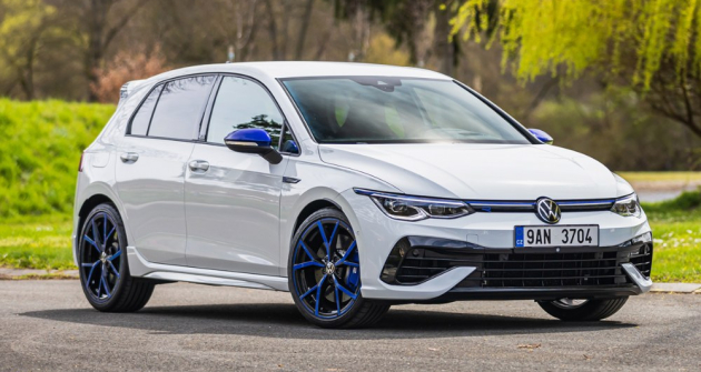 Golf R v edici 20 Years dokáže svým vzhledem zaujmout a výrazně se liší od standardních variant této modelové řady. Kombinace bílé barvy s leskle černými a modrými doplňky je originální a nápaditá