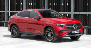 Na snímcích je sportovně laděná varianta AMG Line s odlišně tvarovaným nárazníkem. Standardním provedením je Avantgarde s chromovaným ozdobným prvkem na spodní hraně nárazníku