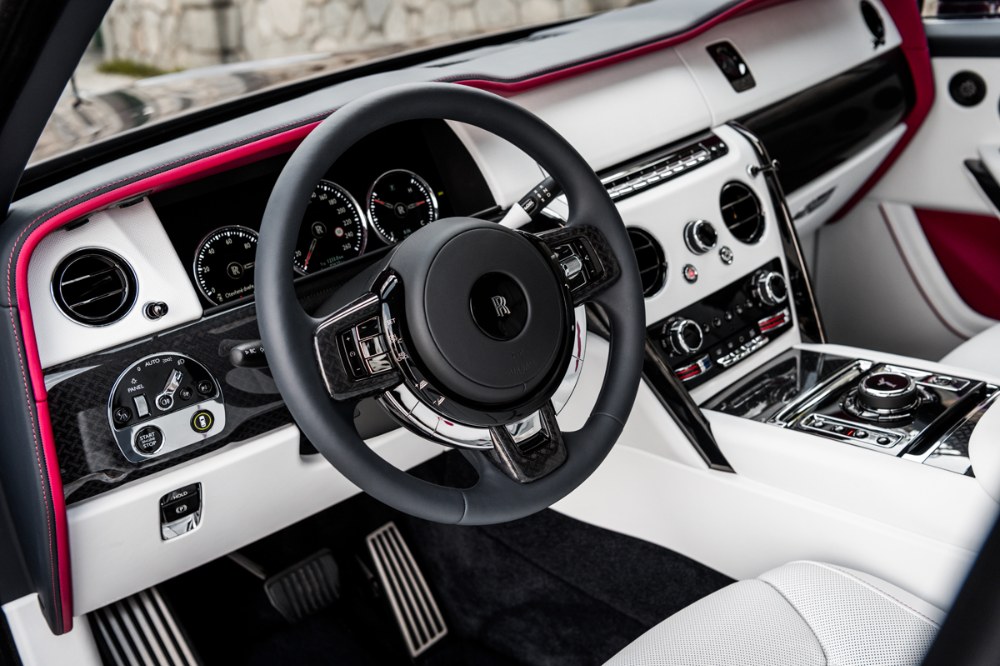 Kombinace klasických tvarů a moderních technologií z dílen BMW. Středový monitor multimediálního systému je na snímku skryt v povrchu palubní desky