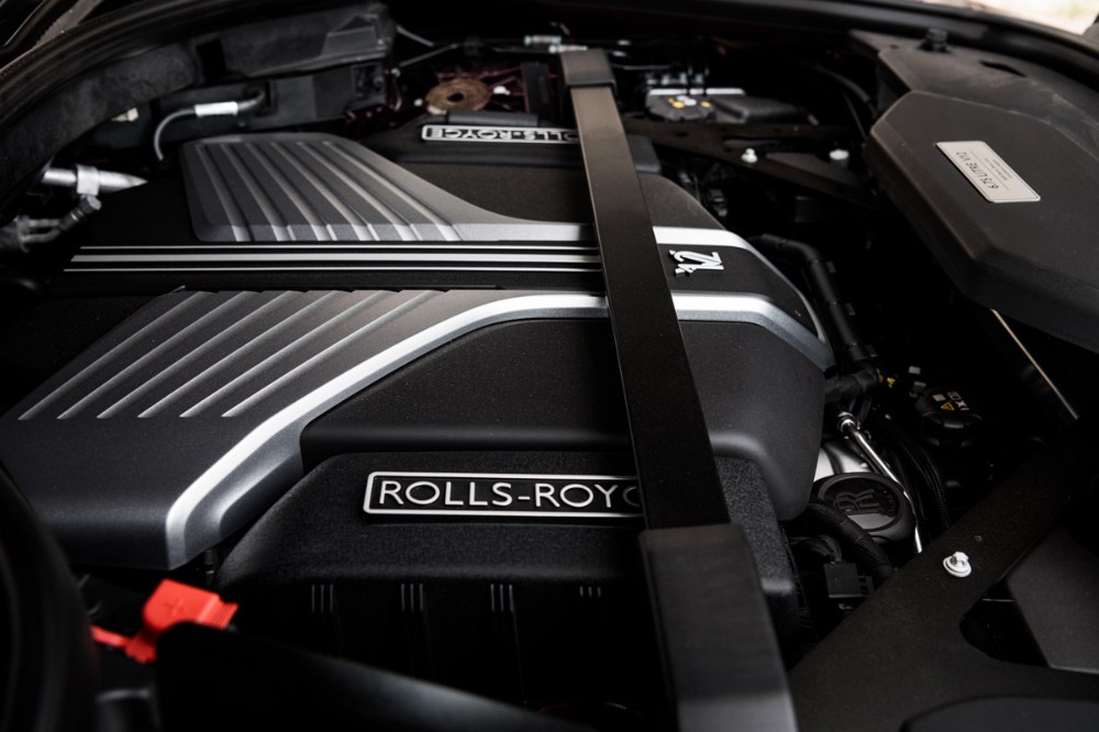 Pohon zajišťuje původně šestilitrový vidlicový dvanáctiválec BMW N74. Pro použití ve vozech Rolls-Royce dostal prodloužený zdvih a objem zvýšený na typických 6,75 litru (N74B68). Ve vozech série Black Badge je výkon vyšší o 21 kW (29 k). Agregát má proměnné časování všech ventilů a přeplňování dvojicí turbo­dmychadel po stranách bloku