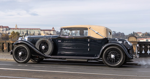 Znovuzrozený sportovní kabriolet Tatra 80 a panoráma Hradčan