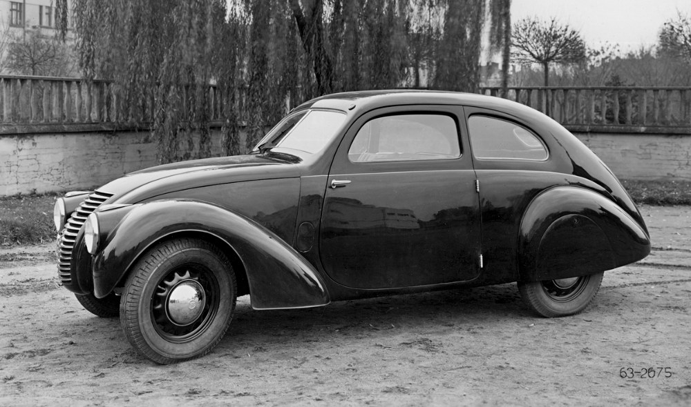 Na první sérii snímků z podzimu 1938 neměl aerodynamický vůz nárazníky
