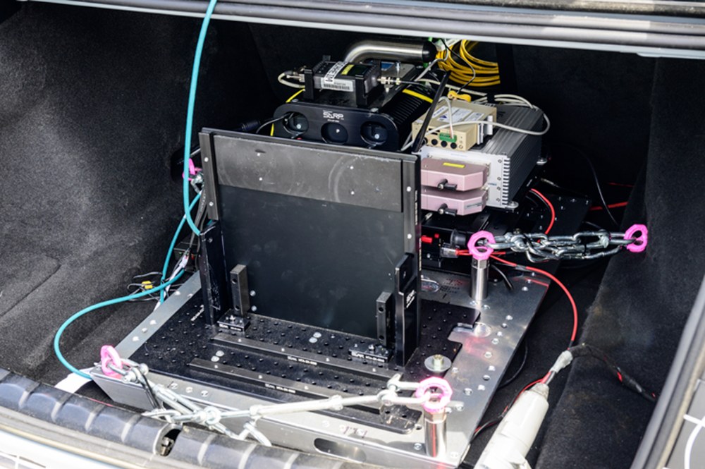 Systém pro automatizaci jízdních zkoušek má elektroniku umístěnou v zavazadlovém prostoru a napojenou přímo na nervový systém vozu – sběrnici FlexRay