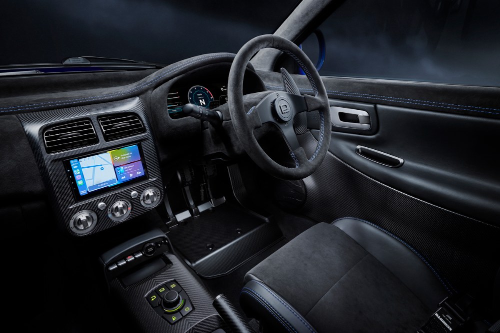 Interiér je jednoduchý a jeho podoba závisí na přání zákazníka. Prodrive P25 může být civilním vozem, ale také to může být dvoumístný závodní speciál opatřený šestibodovými bezpečnostními pásy